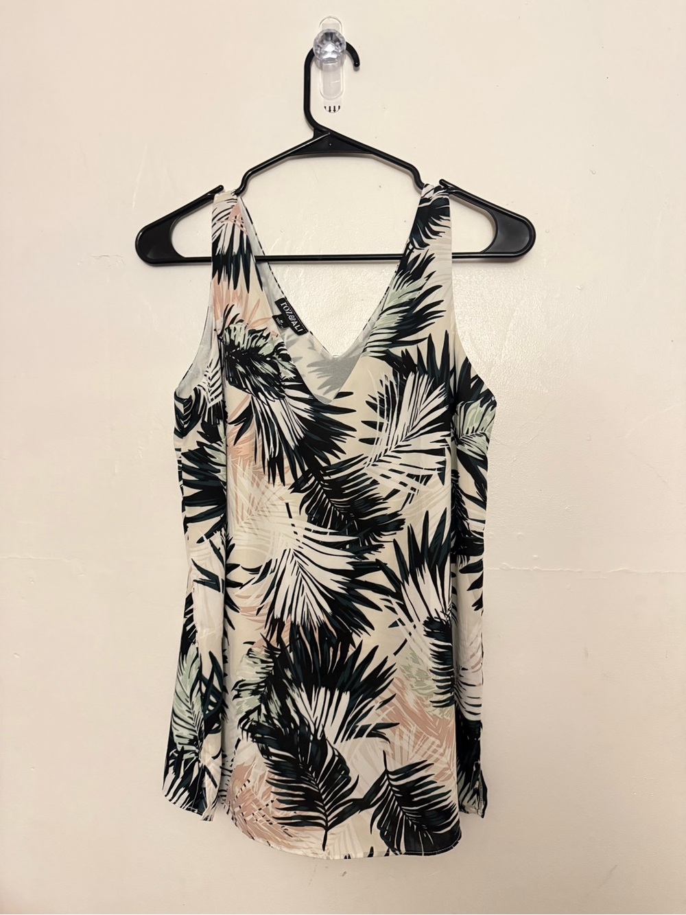 Roz & Ali Black and Cream Palm-Print V-Neck Camisole